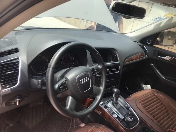 新到奥迪Q5 2012款 2.0T 豪华版 一手车 表显9万多公