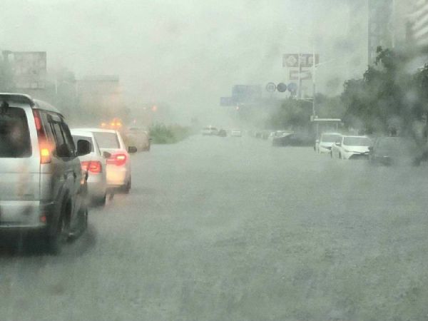 开车遇见暴雨，应该开雾灯还是双闪，不要说你不了解！