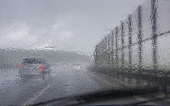 开车遇见暴雨，应该开雾灯还是双闪，不要说你不了解！
