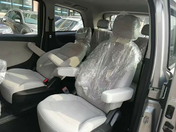二手车交易市场的准新车
