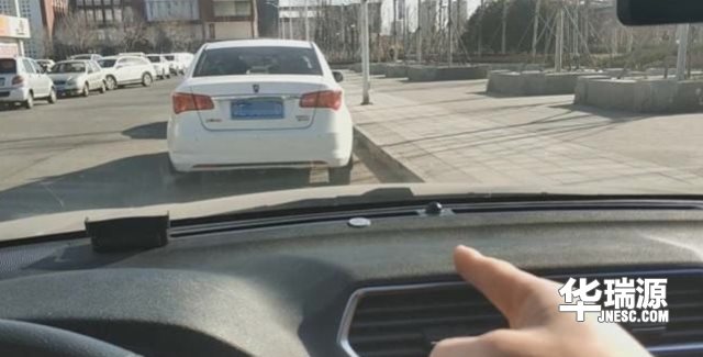 怎么分辨汽车右轮和马路牙子的距离？我们再助你复习一遍