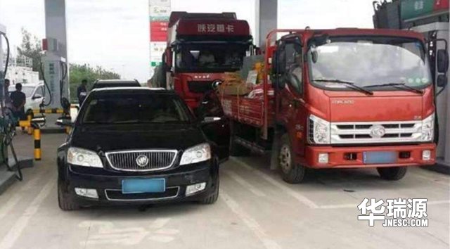 为何加油站极少见到大货车加油?大货车到哪里了