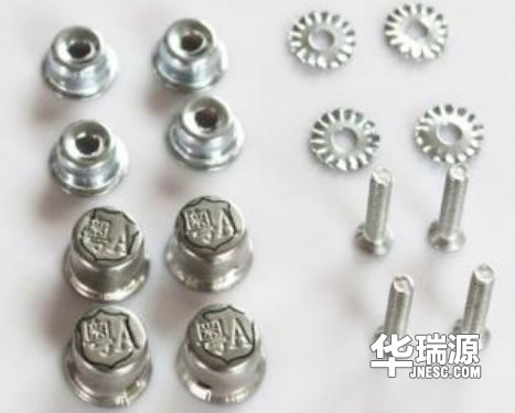 车牌地方有四个固定孔，却只给了两个螺丝，答案在这里