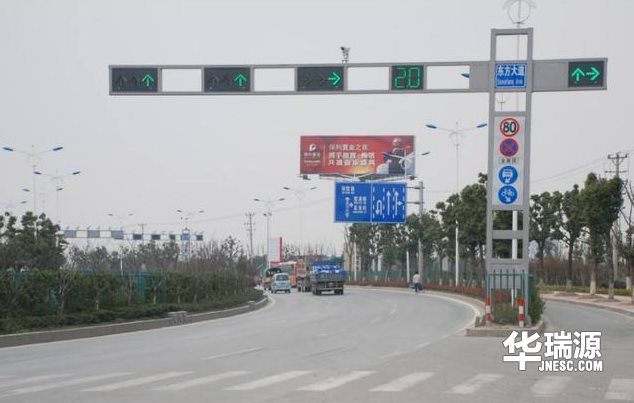 红灯亮起需要右转的路口该怎么样通过，才能不扣分