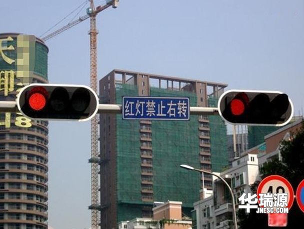红灯亮起需要右转的路口该怎么样通过，才能不扣分