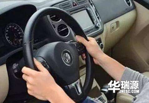 倒车时惊慌失措不会打方向盘?记住这几个方面,倒车不再难