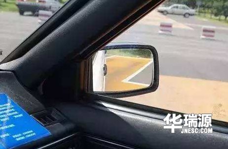 倒车时惊慌失措不会打方向盘?记住这几个方面,倒车不再难