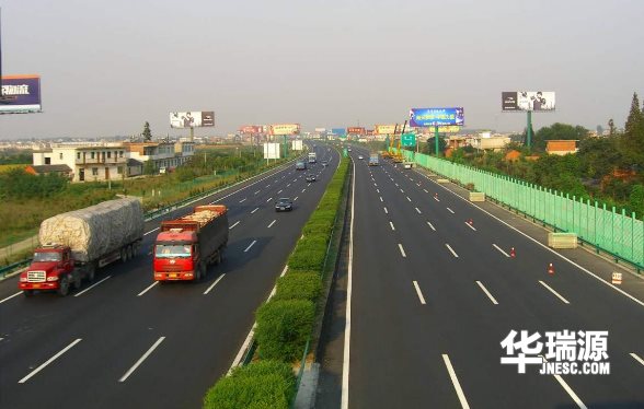 高速公路铺沥青路面,收费站是水泥地面,有哪些讲究吗