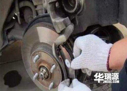 夏天高温天气,汽车刹车片忽然冒烟了如何解决?