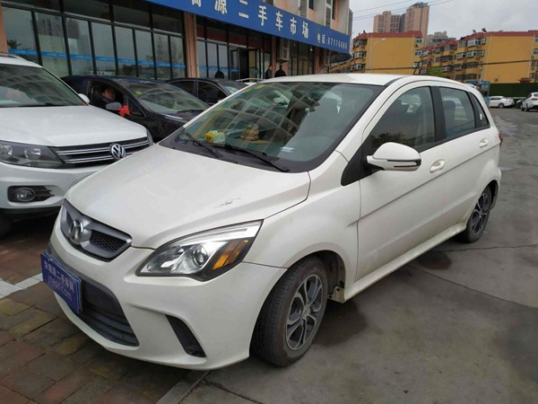 华瑞源德驰二手车诚挚出售2015款两厢北汽绅宝d20 首付只需6000元