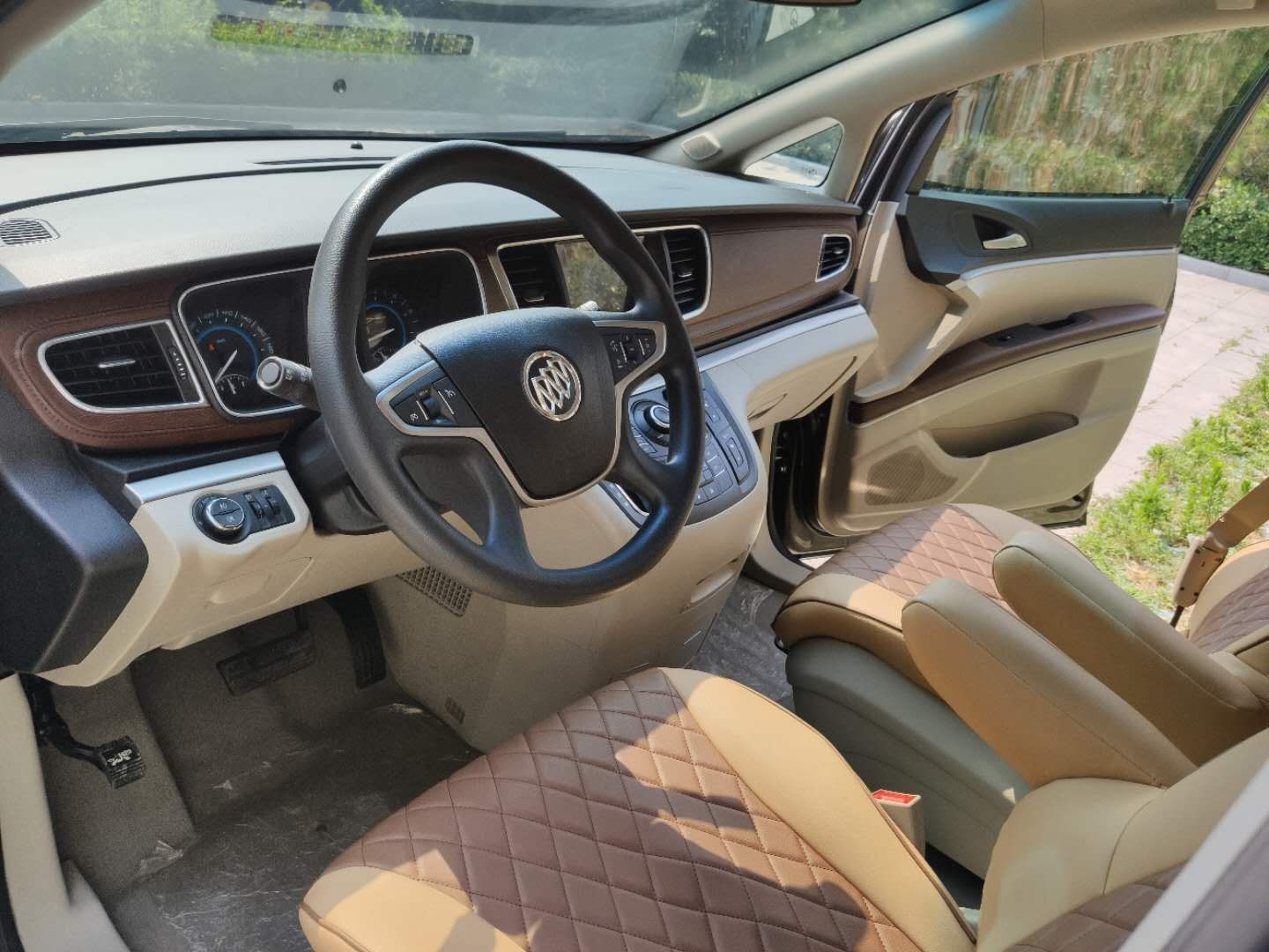 别克-别克gl8-2015款 2.4l 豪华商务尊享版极品车况