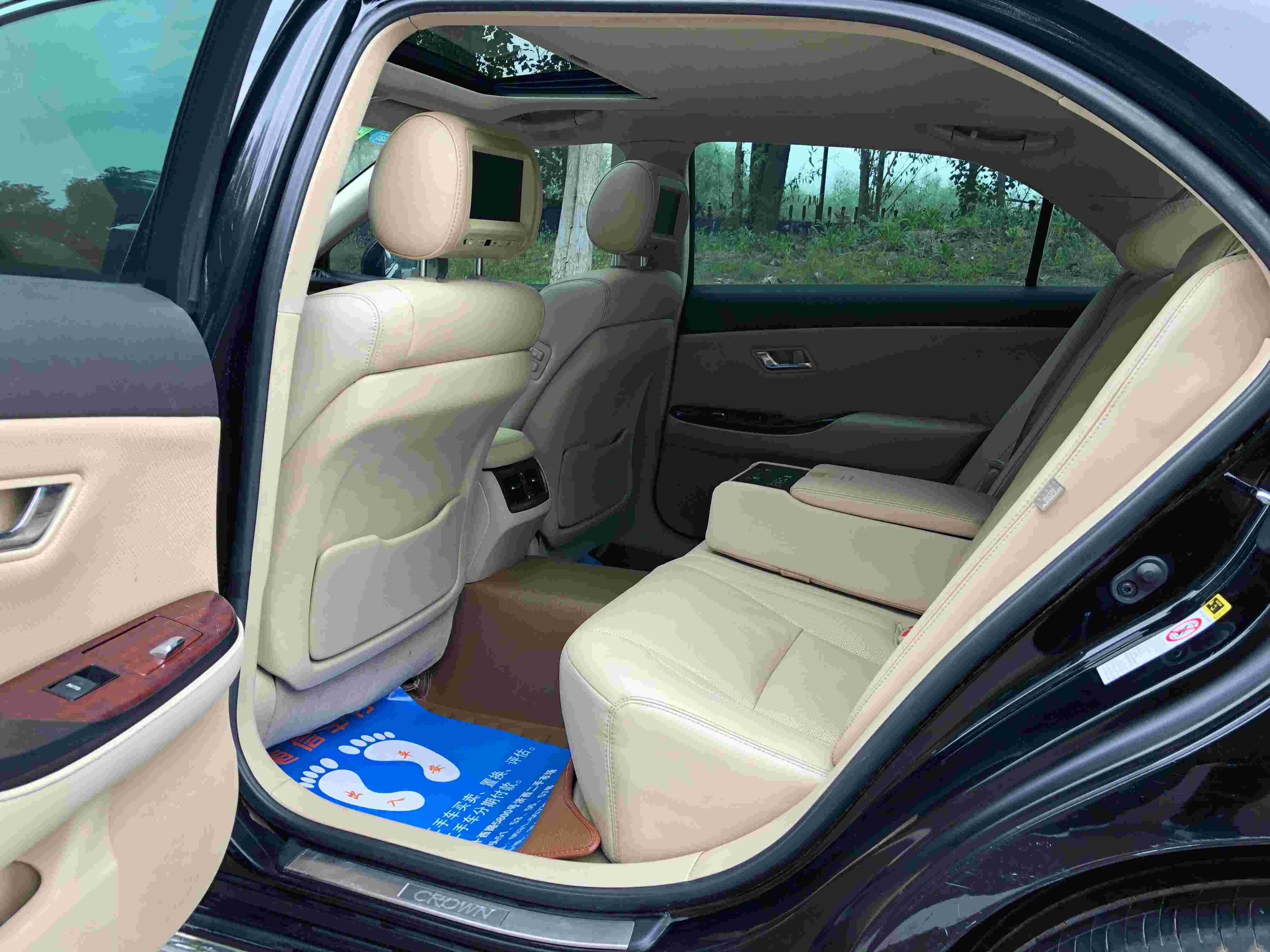 丰田 皇冠 2010款 v6 2.5 royal 真皮天窗导航版