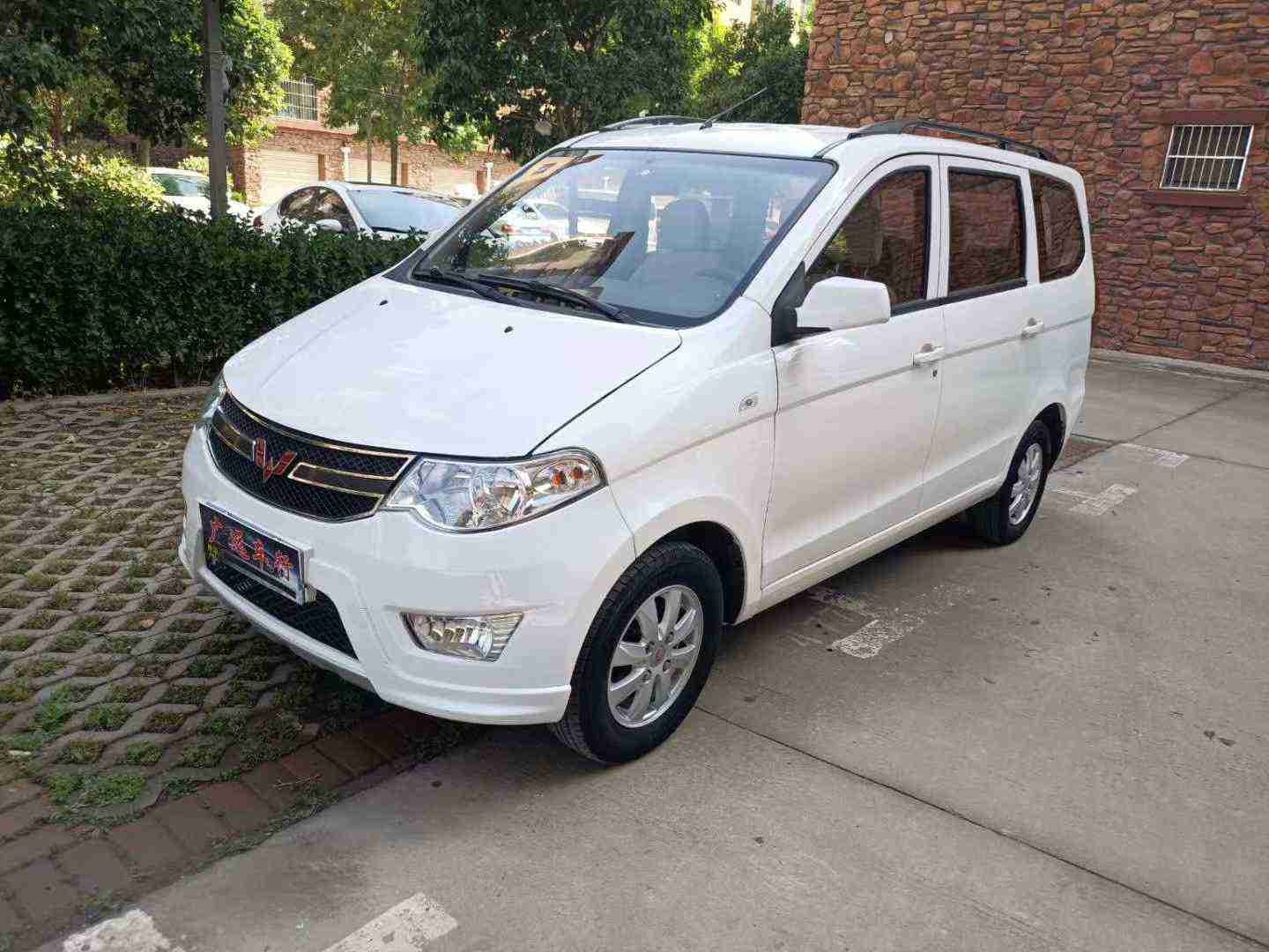 五菱-五菱宏光-2015款 五菱宏光s 改款 1.5l mt手动挡基本型