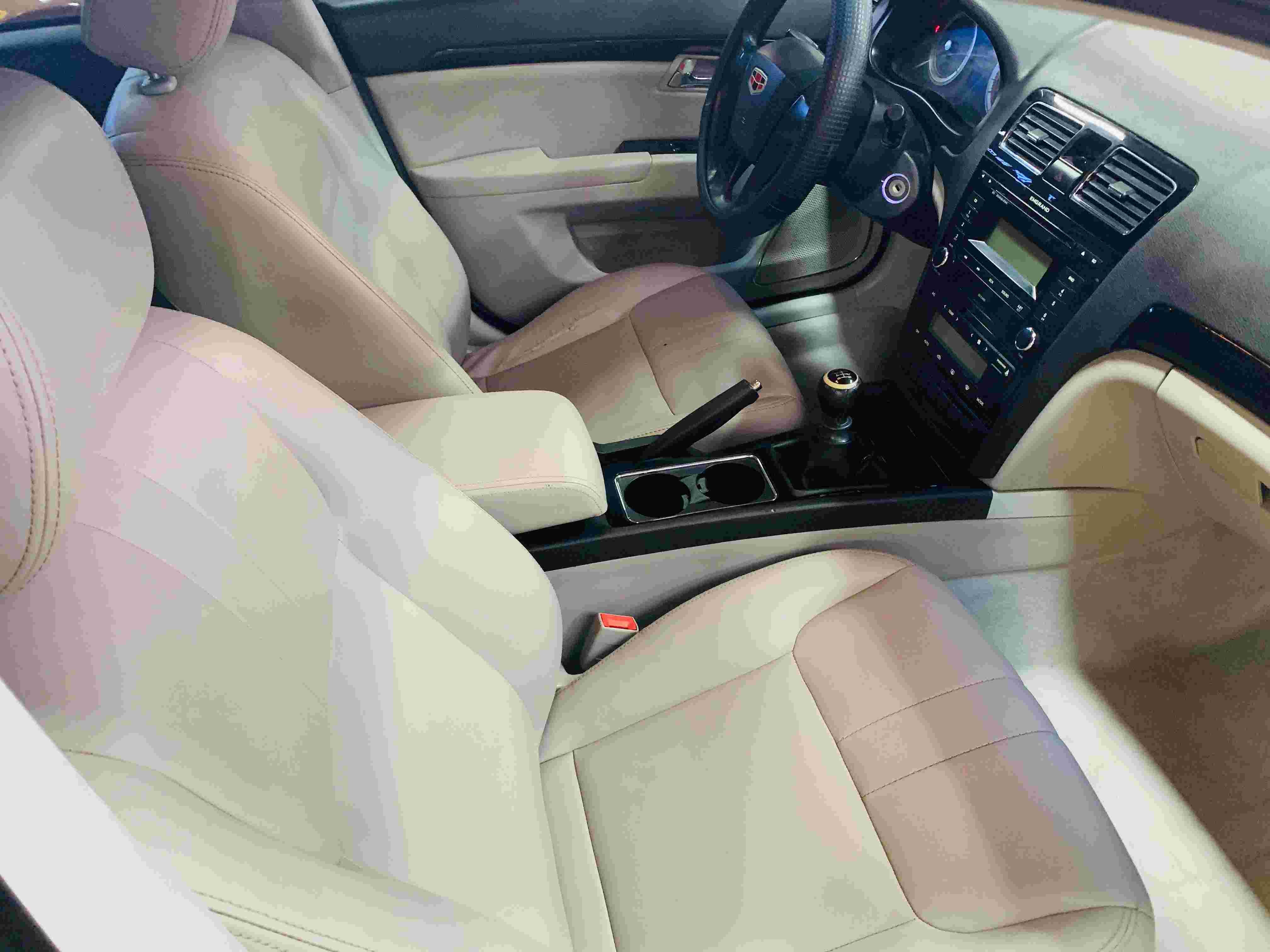 吉利帝豪 吉利ec8 2015款 2.0l 手动精英型